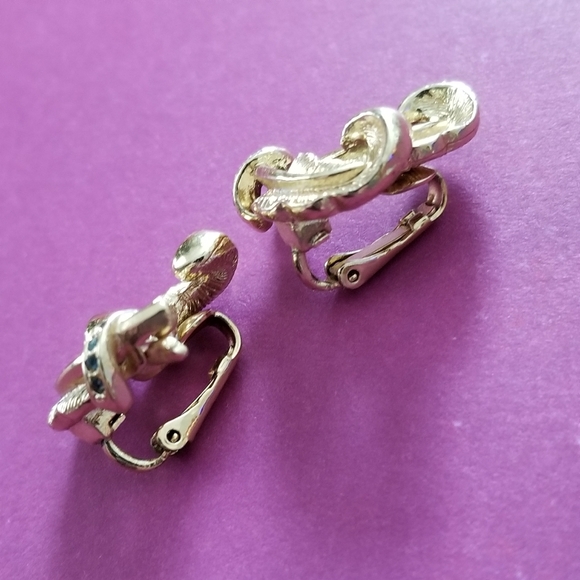 Relisted -Vintage feather plume clip earrings gold blue gems - Picture 7 of 8